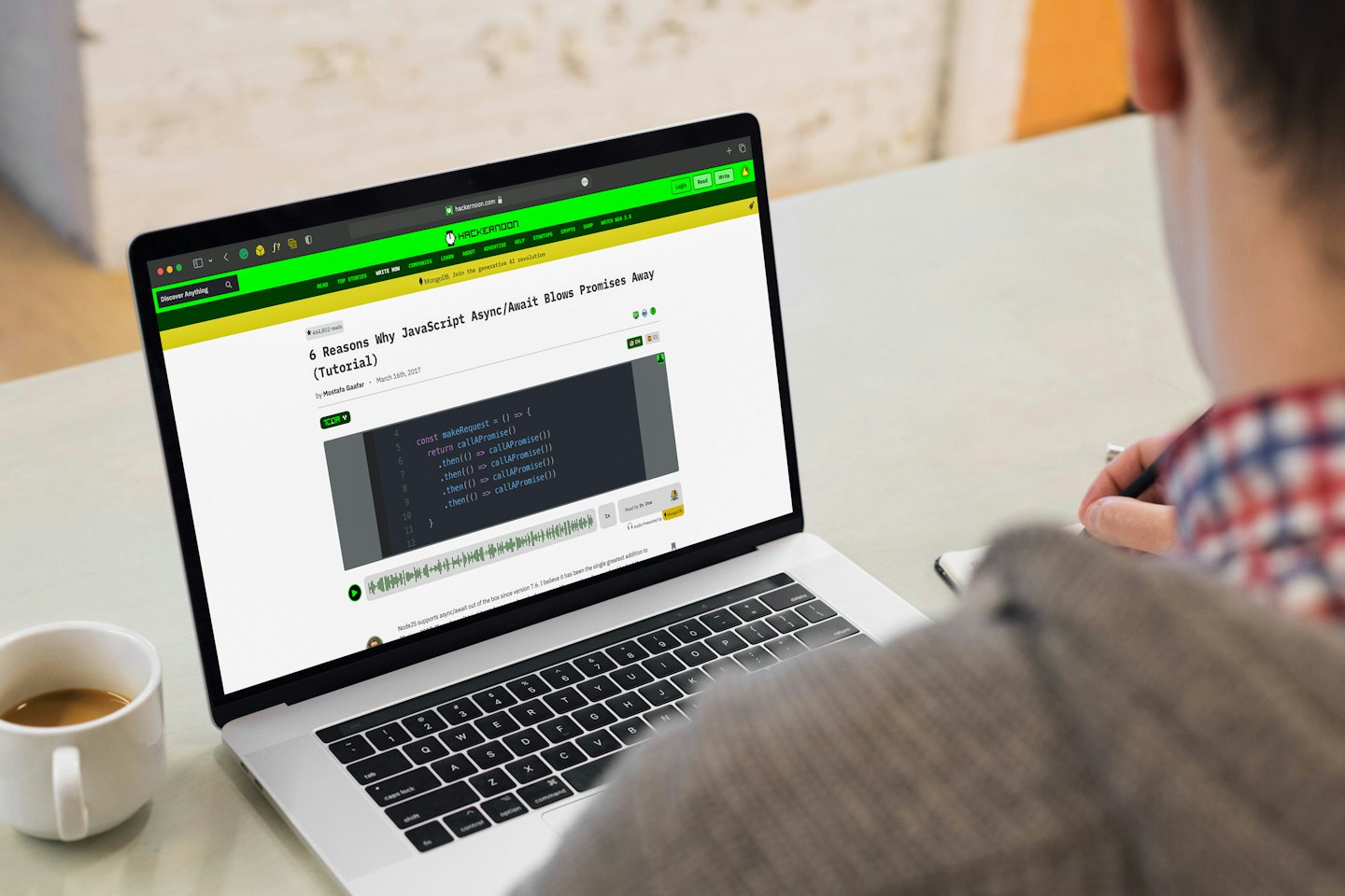Persoon die op een laptop werkt met een kopje koffie.